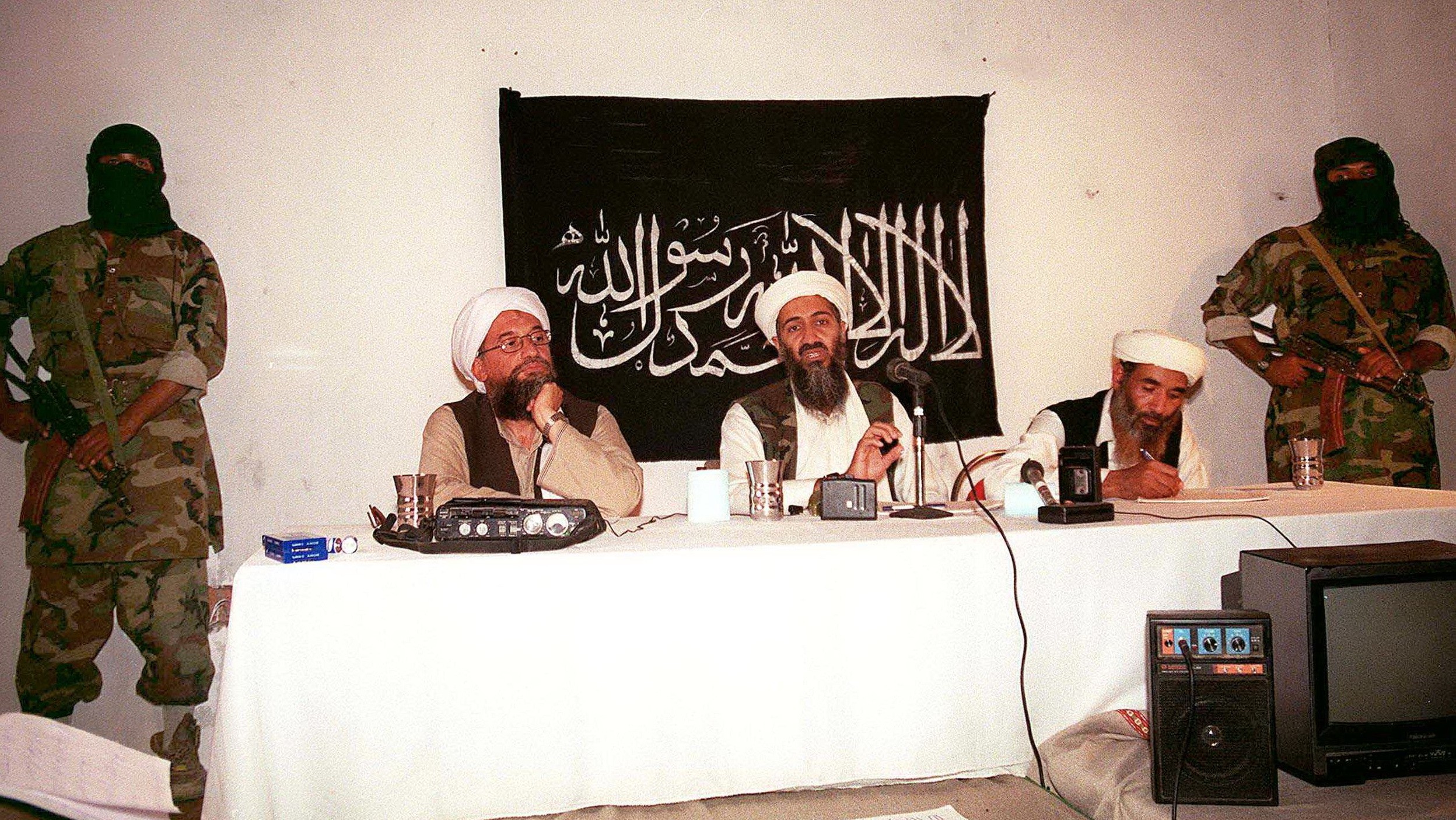 Bin Ládin kdesi v Afganistane. Na tlačovej konferencii...